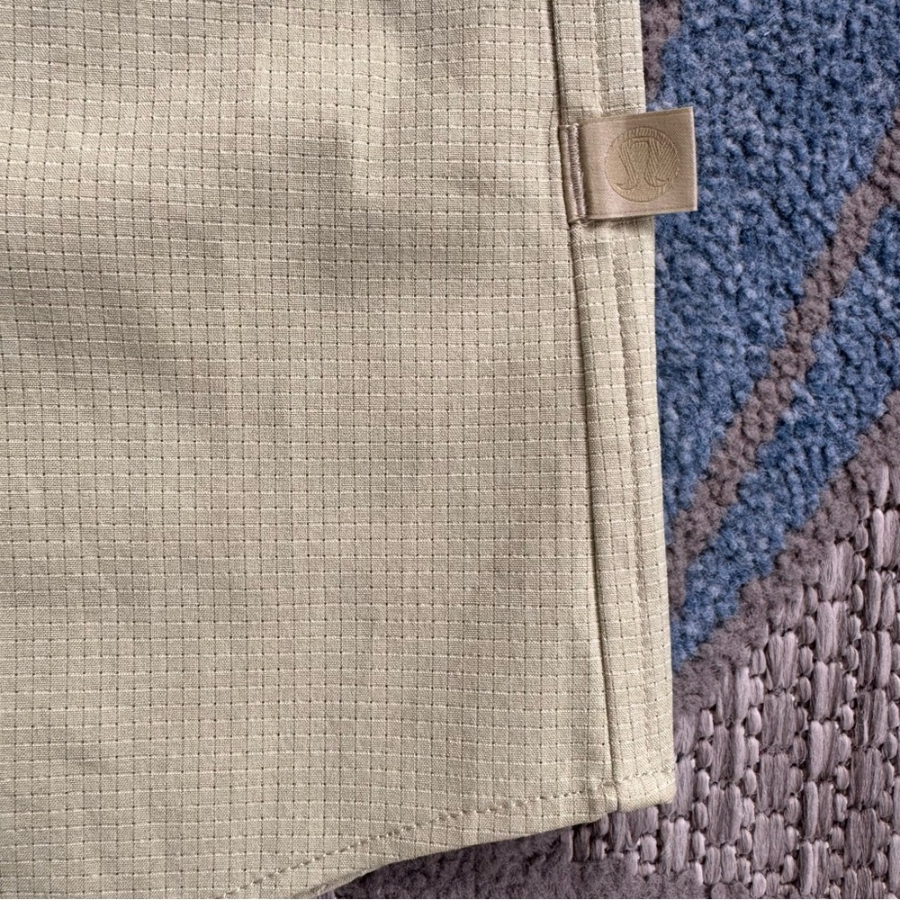 Lululemon Men’s Airing Easy Long Sleeve Shirt
Heathered Dew Green Size XXL - Picture 6 of 6